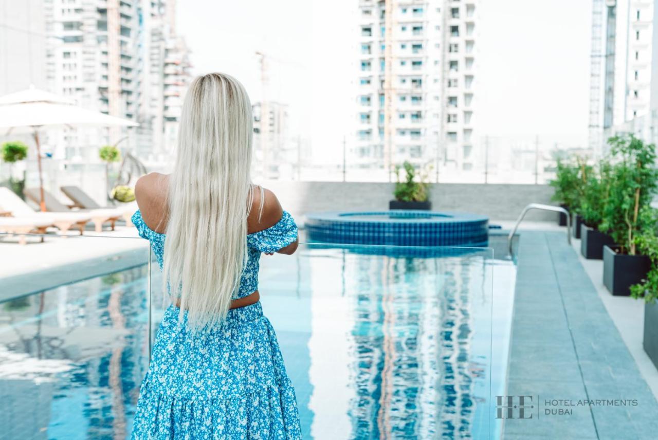 He Hotel Apartments Dubai Exterior foto A woman with long hair